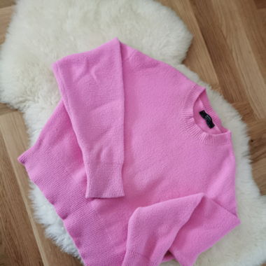 Fluffy pink cropped sweater