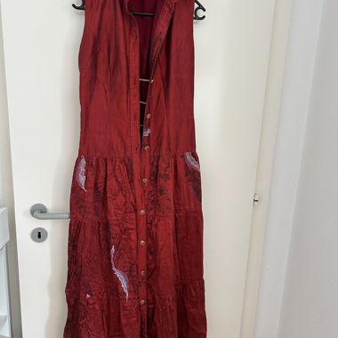 Red sleeveless shirt dress