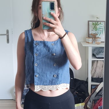 Crop top senza maniche a righe blu con pizzo
