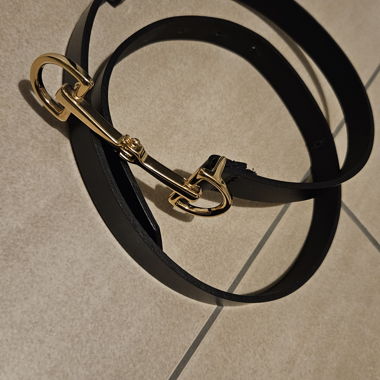 Schwarzer Ledergürtel mit Goldschnalle