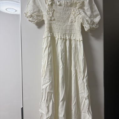 Weisses Smock-Kleid