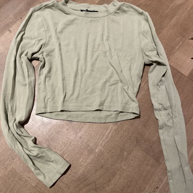 Crop top Zara in bel verde con una tinta gialla