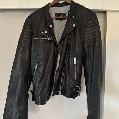Schwarze Lederjacke