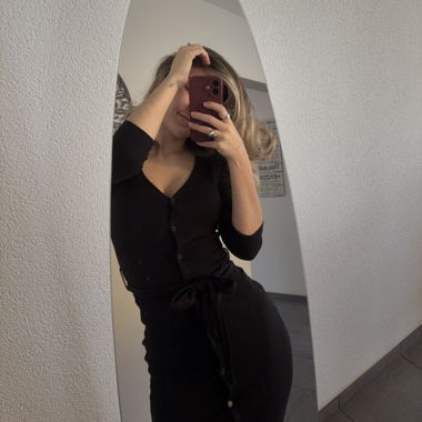 langes schwarzes Kleid mit Knöpfen