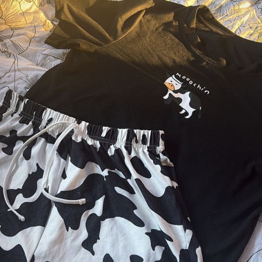 Set aus Kuh-Pyjama-Shorts und T-Shirt