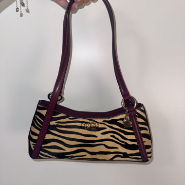 GUESS DOMITILLA Zebra-Schultertasche