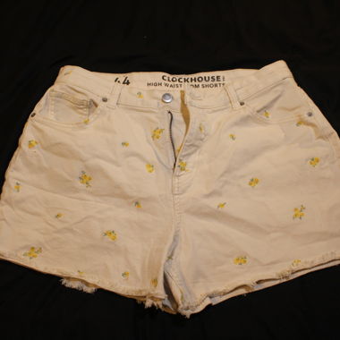 Short en jean blanc à fleurs