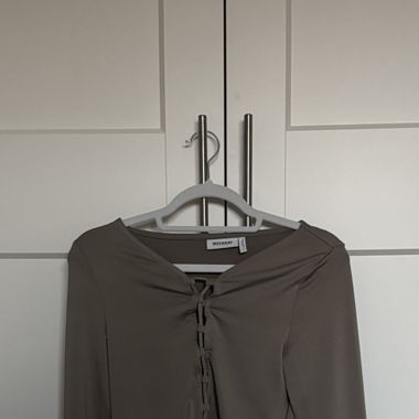 Langarmshirt mit Schnürung, Weekday