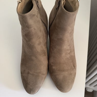 Stivaletti in camoscio beige