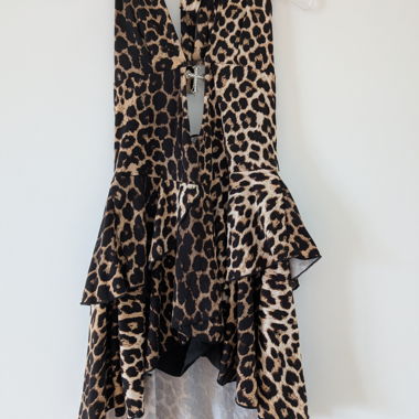 Abito con motivo leopardato e shorts