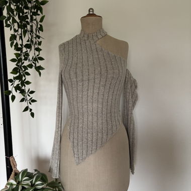 Asymmetrischer Strick-Body mit Cut-Out