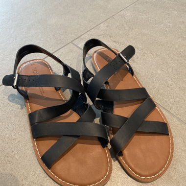 Sandales en cuir noires Toms