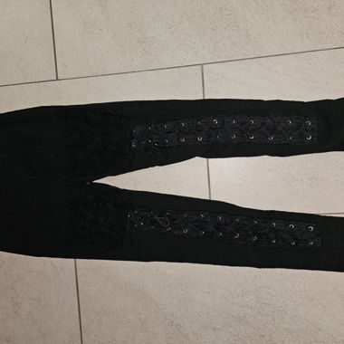 Schwarze Schnürhosen