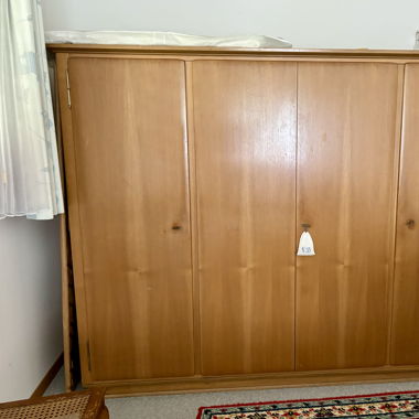 Nussbaum-Kleiderschrank