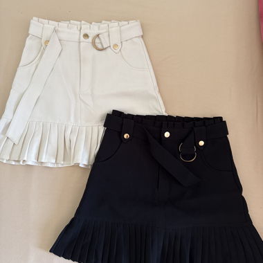 Jupes mini plissées avec ceinture
