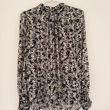 Blusa floreale con maniche lunghe