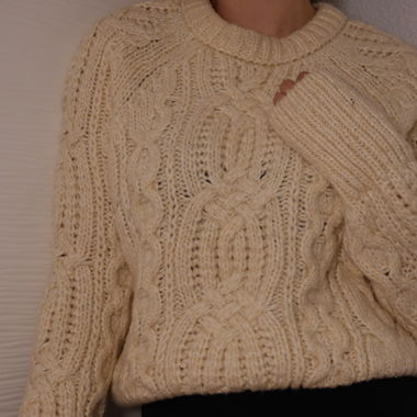 Cremefarbener grob gestrickter Zopf-Pullover