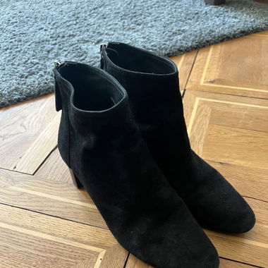 Stiefeletten aus Wildleder in Schwarz