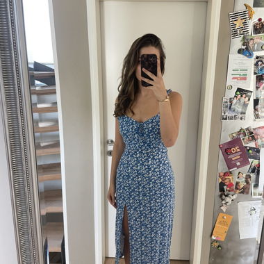 Blaues Blumenkleid