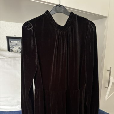 Elegantes schwarzes Samtkleid Herbst