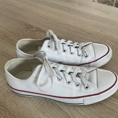Weisse Converse aus Leder
