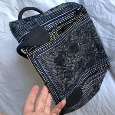 Ethno-Tasche in dunklen Tönen