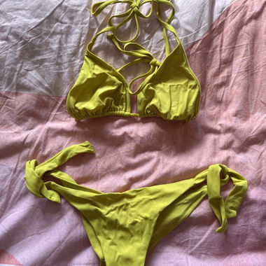 Bikini jaune avec rubans