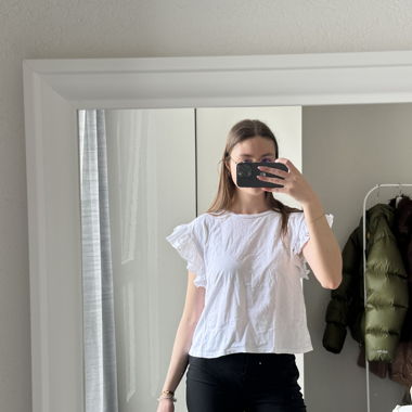 White T-shirt with ruffle sleeves