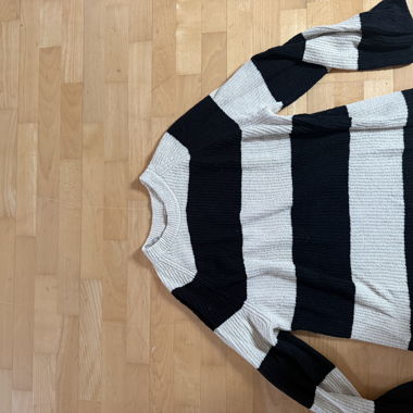 Schwarz-weiss gestreifter Pullover