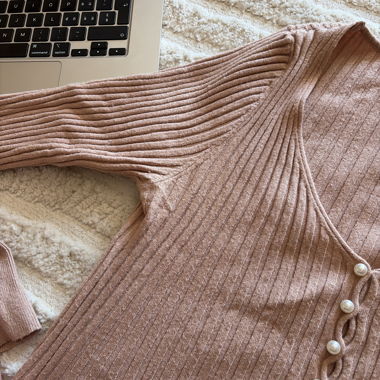 Rosa gerippter Cardigan mit Perlenknöpfen