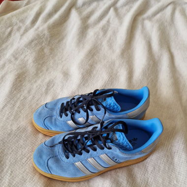 Adidad Gazelle Bold in blau