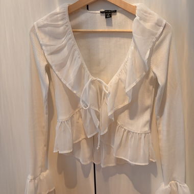 Blusa bianca con volant