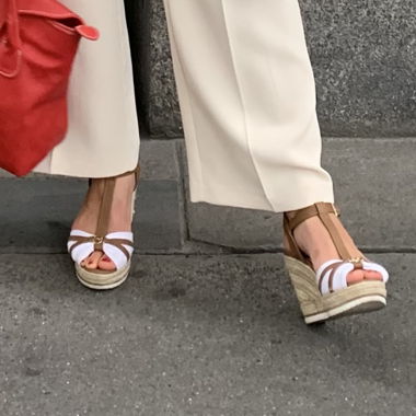 Sommerliche Keilabsatz-Sandalen