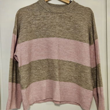 Gestreifter Strickpullover