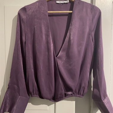 Blusa a portafoglio NA-KD in raso viola taglia EU 34