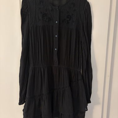 Robe noire ZARA avec broderie S