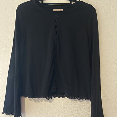 Maglia nera con dettagli in pizzo 