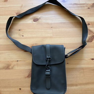 Borsa a tracolla nera impermeabile Rains