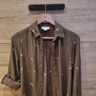 Dunkelgrüne Bluse mit feinem Pflanzenmuster
