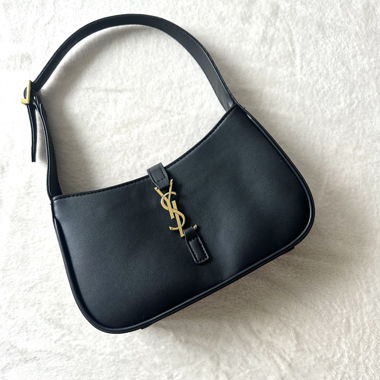 SAINT LAURENT Le 5 a 7 Hobo