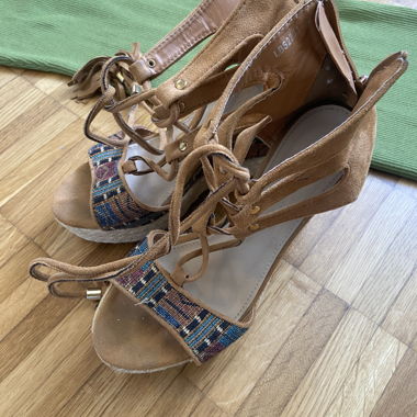 Braune Schnuer-Plateausandalen
