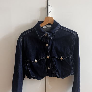Kurz geschnittene Jeansbluse