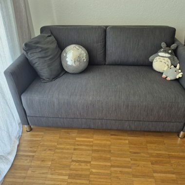 graues 2-Sitzer Sofa