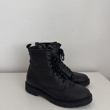 Bottes à lacets noires