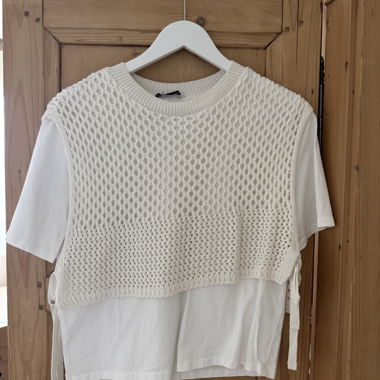 Weisses Strickoberteil