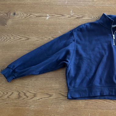 Blauer Pullover mit hohem Kragen