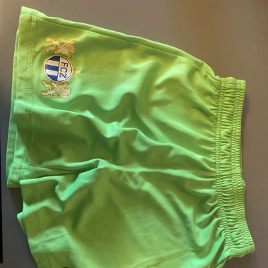 Kurze Fussballhose