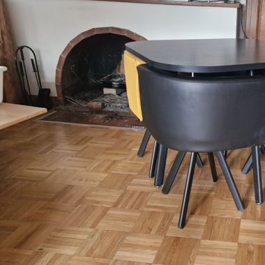 Une table avec quatre chaises 