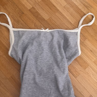 Top Vintage grigio con pizzo e fiocco Bershka