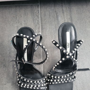 Hohe Absatzschuhe mit Steinen